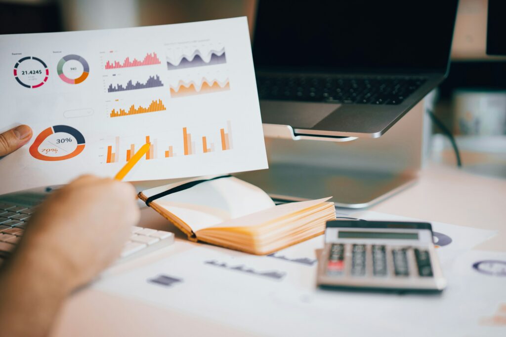 Mentale Gesundheit ist wichtig Person hält ein bedrucktes Blatt Papier mit Diagrammen über einen Laptopbildschirm